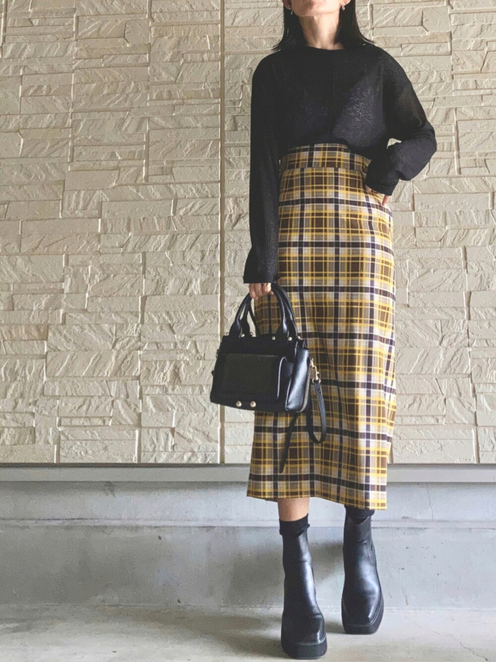 ブラック系のブーツ、ブラック系のTシャツ/カットソー、ブラウン系のスカートを着用したレディースの秋コーディネートの1枚目の写真