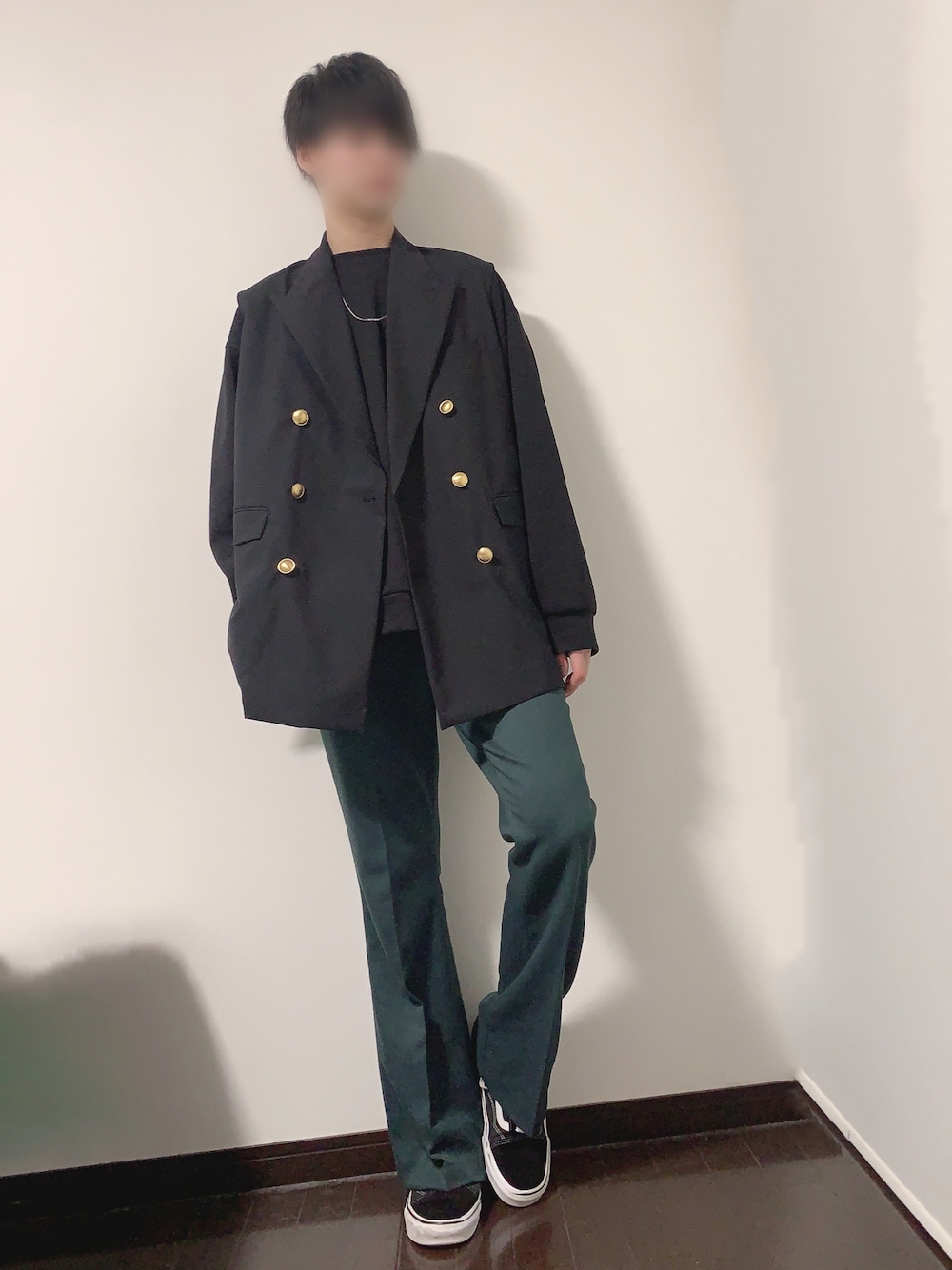 「メンズファッション、シンプルコーデ、今日のコーデ、春コーデ、ジレ、フレアパンツ、緑パンツ、ブラックコーデ、綺麗めカジュアル、HARE、GU、VANS、ブレザー」｜「HAREのTRスリムフレアパンツ(HARE)（スラックス、グリーン系）」を使った、ぴょんすさん（メンズ・175cm）の春コーディネートの1枚目の写真