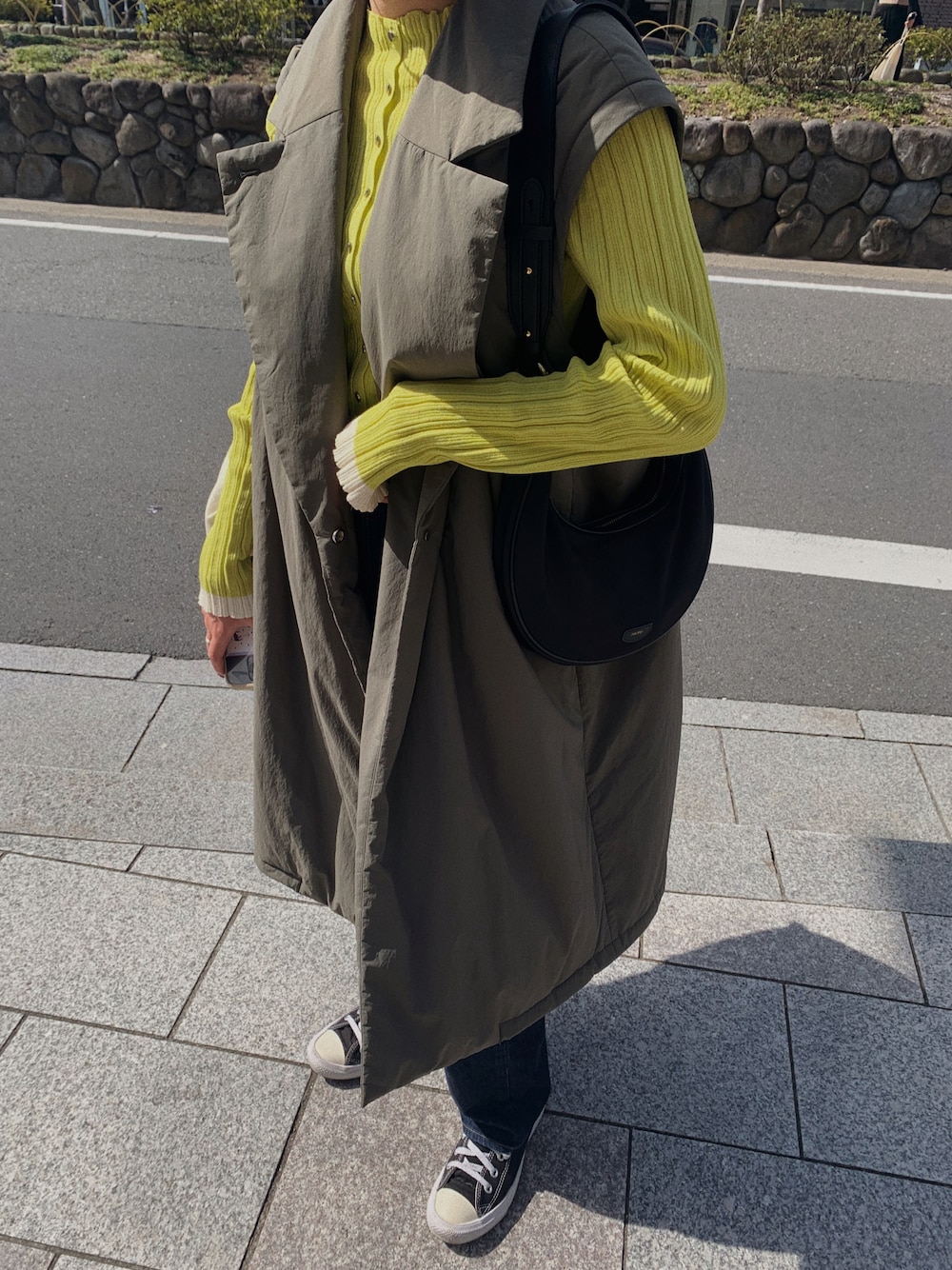 「コンバース、ハイカットスニーカー、デニム、デニムパンツ、ダウンベスト、ベスト、ライムグリーン」｜「H　BEAUTY&YOUTH UNITED ARROWSのアイテム（トップス、イエロー系）」を使った、honokaさん（レディース・158cm）の春コーディネートの1枚目の写真