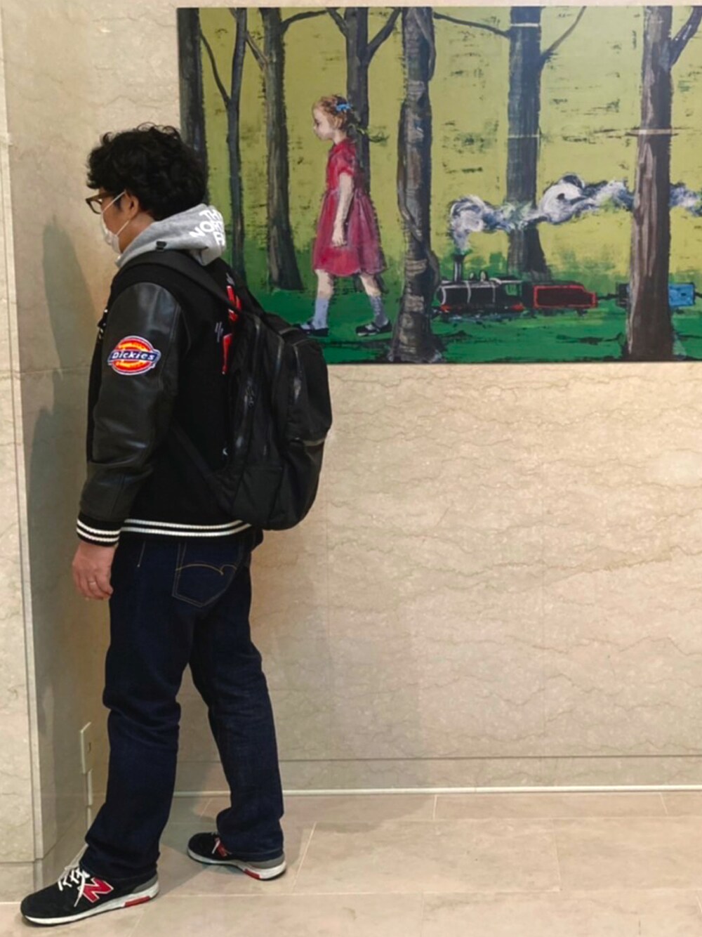 「スタジャン、スタジャン×パーカー、キースへリング、ディッキーズ、酒井駒子、鹿児島、ダルチザン、ニューバランス、ノースフェイス」｜「Dickiesのアイテム（スタジャン、ブラック系）」を使った、かづをさん（メンズ・178cm）の冬コーディネートの1枚目の写真
