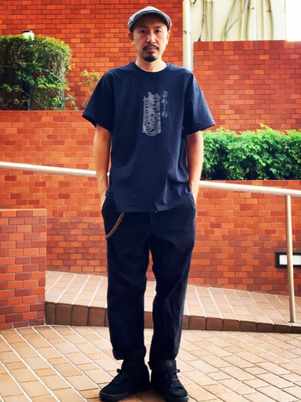 「メンズコーデ」｜「yokozunashotenのアイテム（Tシャツ/カットソー、ブラック系）」を使った、JAGさん（メンズ・177cm）の冬コーディネートの1枚目の写真