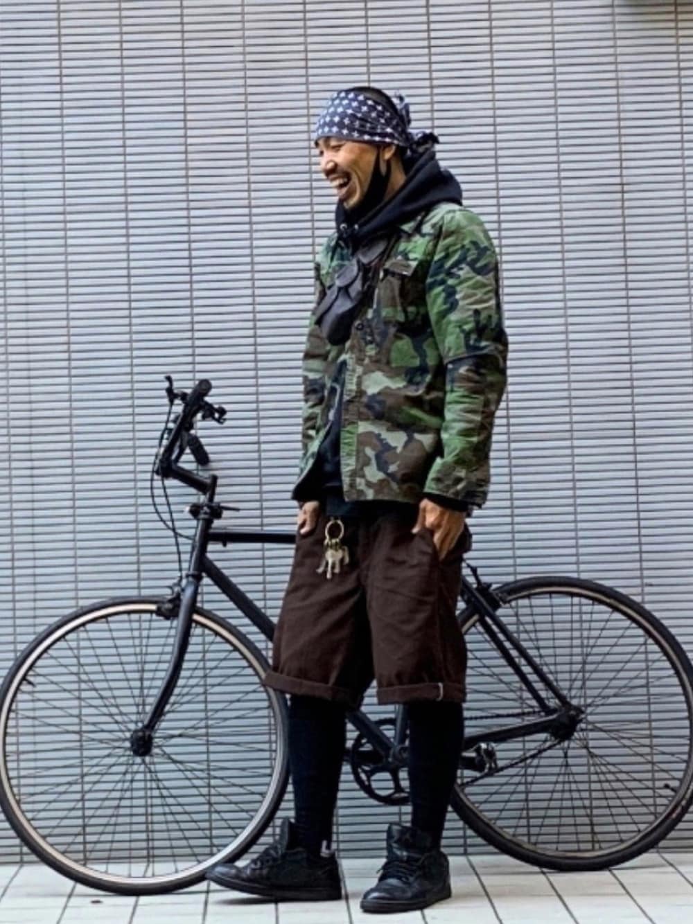 グリーン系のジャケット/アウター、グレー系のボディバッグ/ウエストポーチ、ブラウン系のその他パンツを着用したメンズの秋コーディネートの1枚目の写真