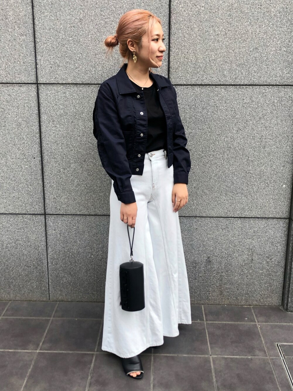 「シンプルコーデ、パンツコーデ、デニムパンツ、ホワイト、フレアパンツ、ジャケット、今日のコーデ、オトナ女子、ナチュラル、Diesel」｜「DIESELのレディース Tシャツ 刺繍 ボクシーフィット（Tシャツ/カットソー、ブラック系）」を使った、Momokaさん（レディース・163cm）の夏コーディネートの1枚目の写真