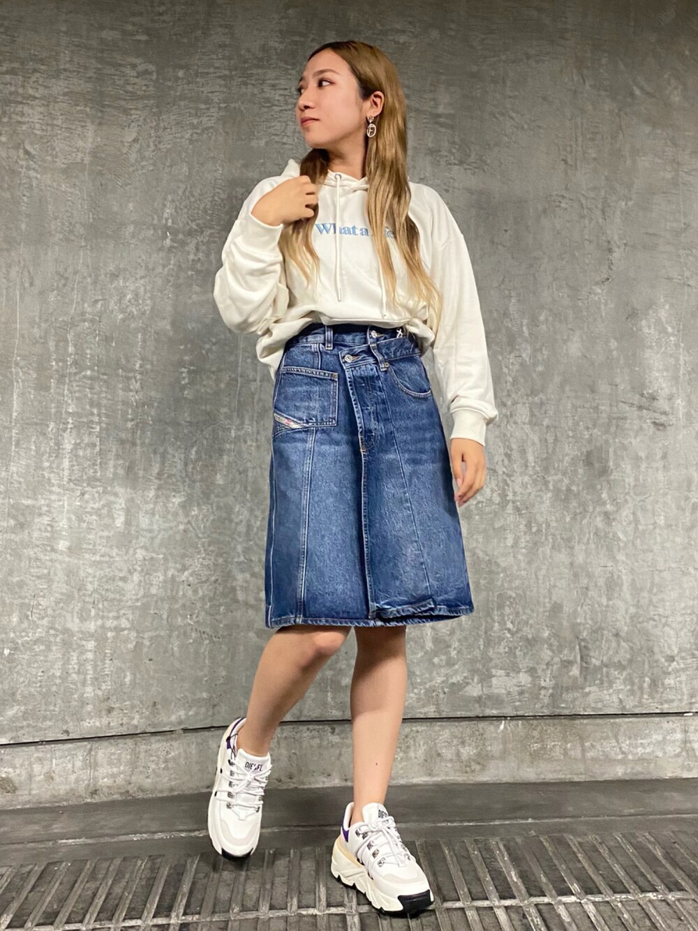 「パーカー、秋コーデ、スニーカーコーデ、スカート、スニーカー、シンプル、大人カジュアル、デニムスカート、オーバーサイズ、Diesel」｜「DIESELのレディース デニムスカート 膝丈 ブルーデニム ハイウエスト レイヤードデザイン Aライン（デニムスカート、ブルー系）」を使った、Momokaさん（レディース・163cm）の夏コーディネートの1枚目の写真