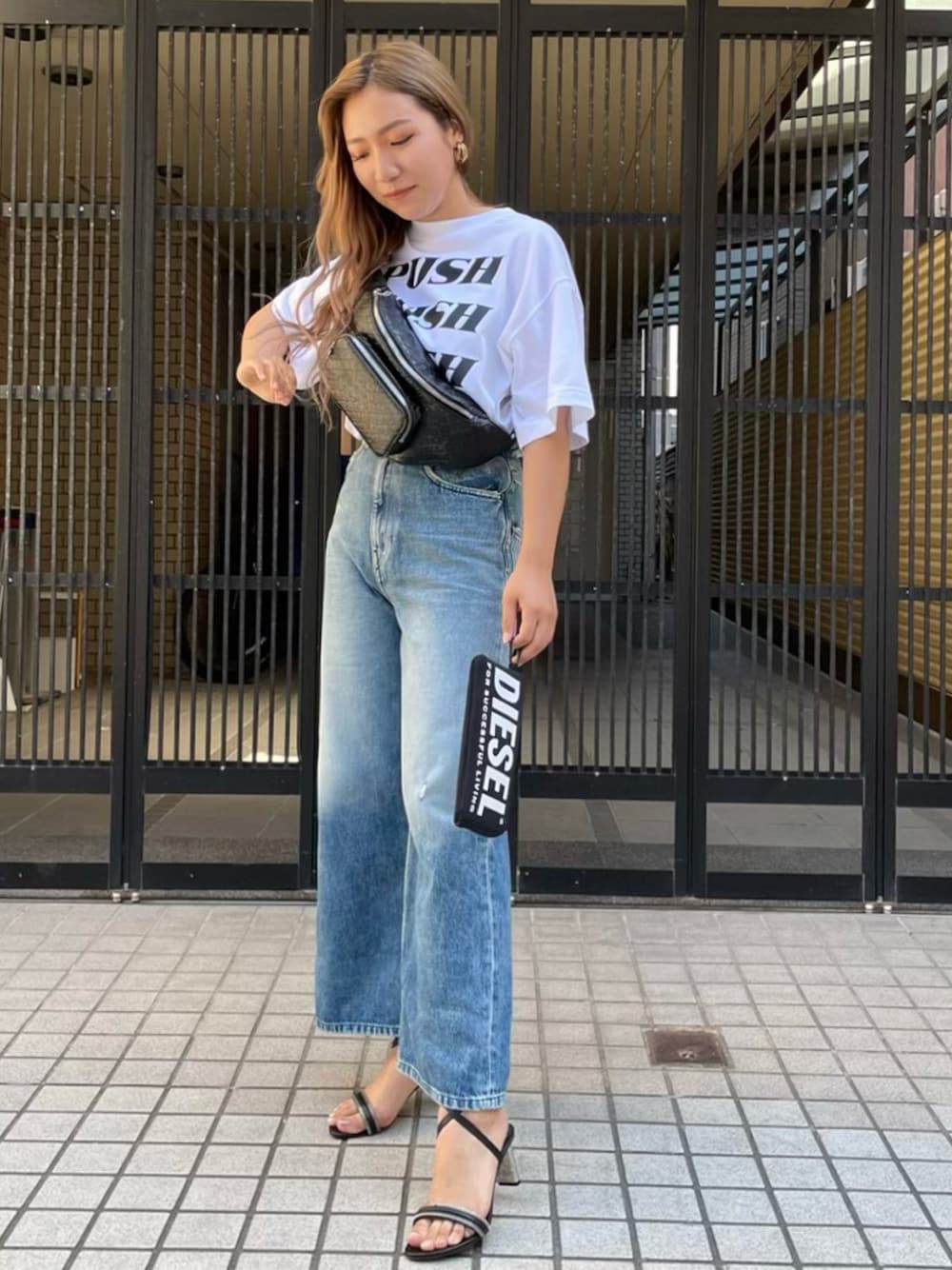 「ディーゼル、デニム、Diesel、シンプルコーデ、カジュアル、大人カジュアル、ワイドパンツ、休日スタイル、夏コーデ、白Tシャツ」｜「DIESELのDIESEL FW21 デニム レディース ワイドパンツ ハイウエスト ブルーデニム（デニムパンツ、ブルー系）」を使った、Momokaさん（レディース・163cm）の夏コーディネートの1枚目の写真