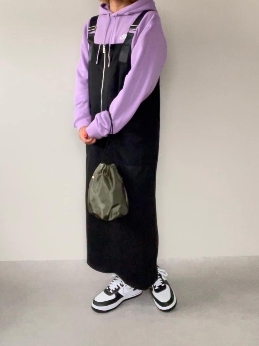 「ジャンスカ、NIKE、オトナカジュアル」｜「NIKEのナイキ エア フォース 1 '07 LV8 メンズシューズ / Nike Air Force 1 '07 LV8 Men's Shoes（スニーカー、ホワイト系）」を使った、ⓒⓗⓘーⓒⓗⓐⓝさん（レディース・161cm）の秋コーディネートの1枚目の写真
