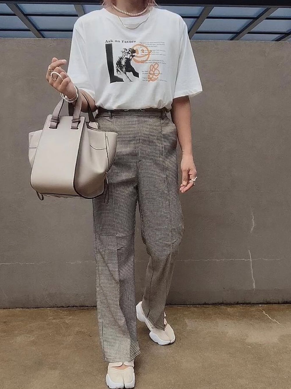 「Tシャツ、チェックパンツ」｜「NIKEのNIKE/ナイキ Aqua Rift/アクアリフト（スニーカー、ベージュ系）」を使った、ⓒⓗⓘーⓒⓗⓐⓝさん（レディース・161cm）の秋コーディネートの1枚目の写真
