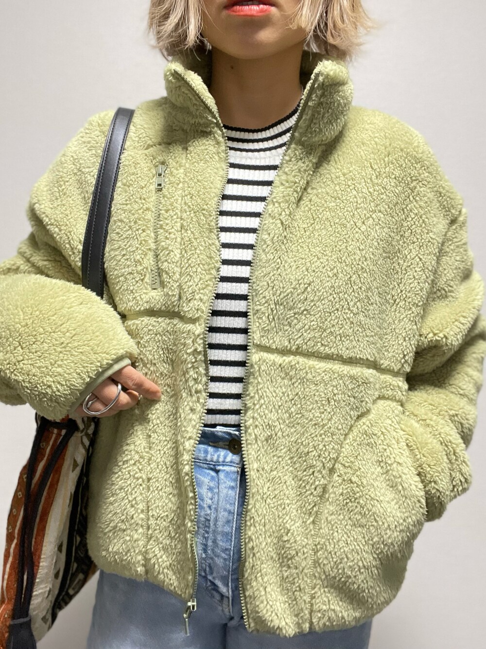 「ボアジャケット、フリース」｜「Green　Parksの・Double Flags フリースボアブルゾン（ブルゾン、グリーン系）」を使った、ⓒⓗⓘーⓒⓗⓐⓝさん（レディース・161cm）の冬コーディネートの1枚目の写真