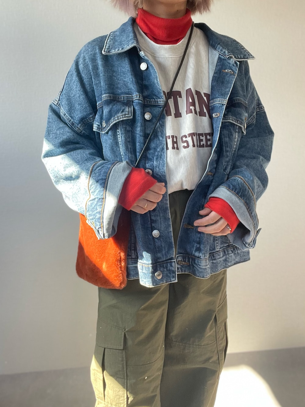 「大人カジュアル、カーゴパンツ」｜「WEGOのWEGO/ナイロンイージーワイドカーゴパンツ（カーゴパンツ、グリーン系）」を使った、ⓒⓗⓘーⓒⓗⓐⓝさん（レディース・161cm）の冬コーディネートの1枚目の写真