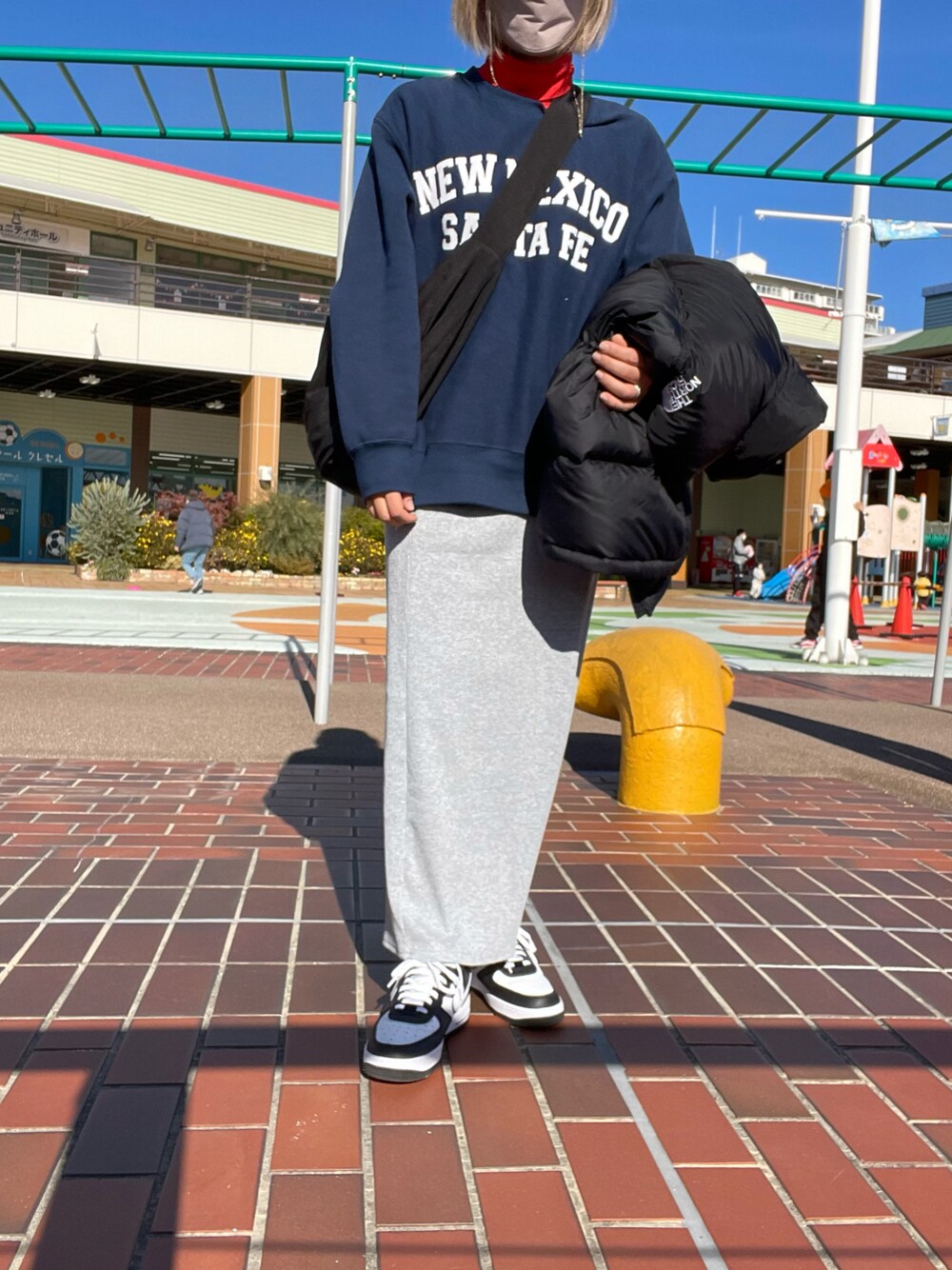 「エアフォース1、ダウンベスト」｜「NIKEのナイキ エア フォース 1 '07 LV8 メンズシューズ / Nike Air Force 1 '07 LV8 Men's Shoes（スニーカー、ホワイト系）」を使った、ⓒⓗⓘーⓒⓗⓐⓝさん（レディース・161cm）の冬コーディネートの1枚目の写真