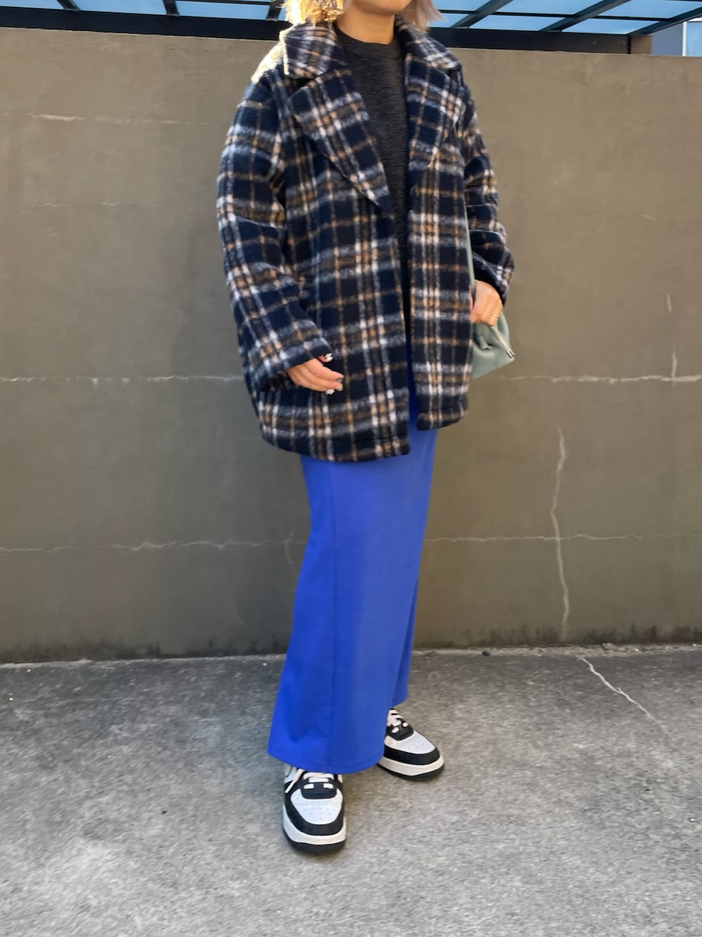 「冬を彩る色いろコーデ、冬ファッション、大人コーデ」｜「NIKEのナイキ エア フォース 1 '07 LV8 メンズシューズ / Nike Air Force 1 '07 LV8 Men's Shoes（スニーカー、ホワイト系）」を使った、ⓒⓗⓘーⓒⓗⓐⓝさん（レディース・161cm）の冬コーディネートの1枚目の写真