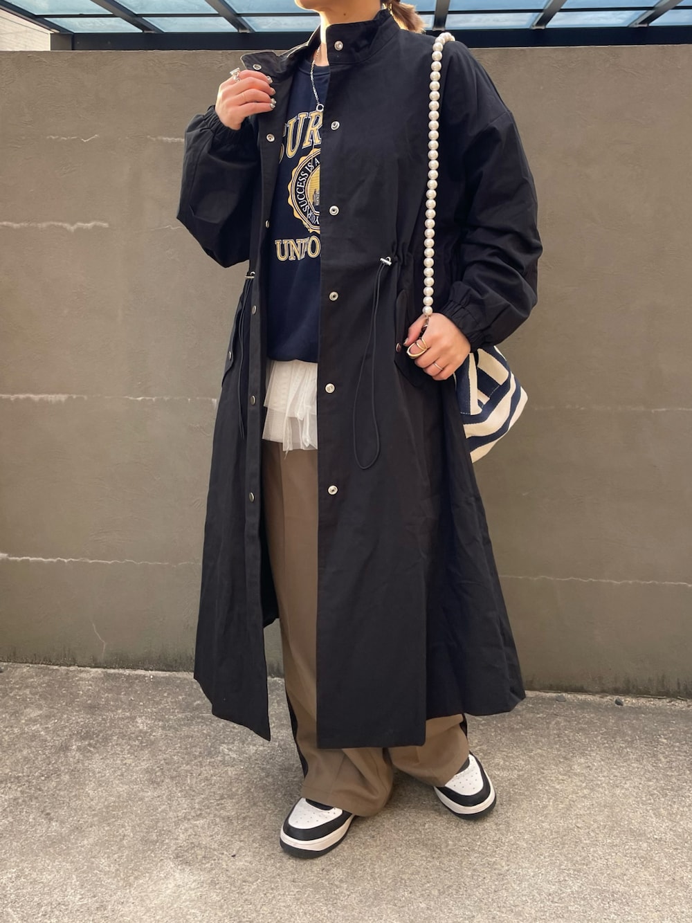 「冬を彩る色いろコーデ、ラフコーデ、パンツスタイル」｜「ULEULAのスタンドカラーコート/ステンカラーコート（ステンカラーコート、ブラック系）」を使った、ⓒⓗⓘーⓒⓗⓐⓝさん（レディース・161cm）の冬コーディネートの1枚目の写真