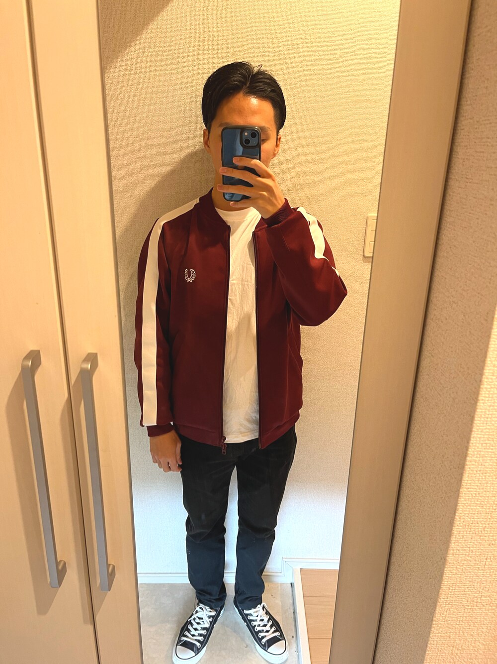 「FRED PERRY、無印良品、Levi's、converse、メンズコーデ、シンプル」｜「FRED PERRYのアイテム（その他アウター、レッド系）」を使った、Todd Gさん（メンズ・165cm）の秋コーディネートの1枚目の写真