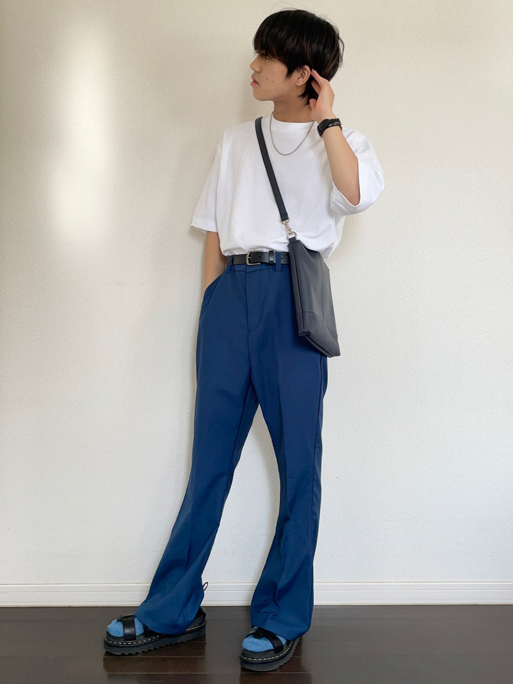 ブルー系のスラックス、ブルー系のショルダーバッグ、ブラック系のサンダルを着用したメンズの夏コーディネートの1枚目の写真