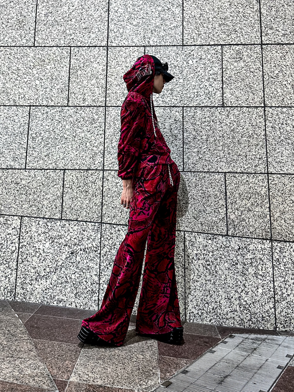 「今日のコーデ、WEARタイアップ、セットアップ、aries、RICK OWENS、休日スタイル、お洒落さんとつながりたい、ブーツ、ゆるコーデ、モード」｜「ARIESのアイテム（パーカー、レッド系）」を使った、拍玖 さん（メンズ・173cm）の夏コーディネートの1枚目の写真