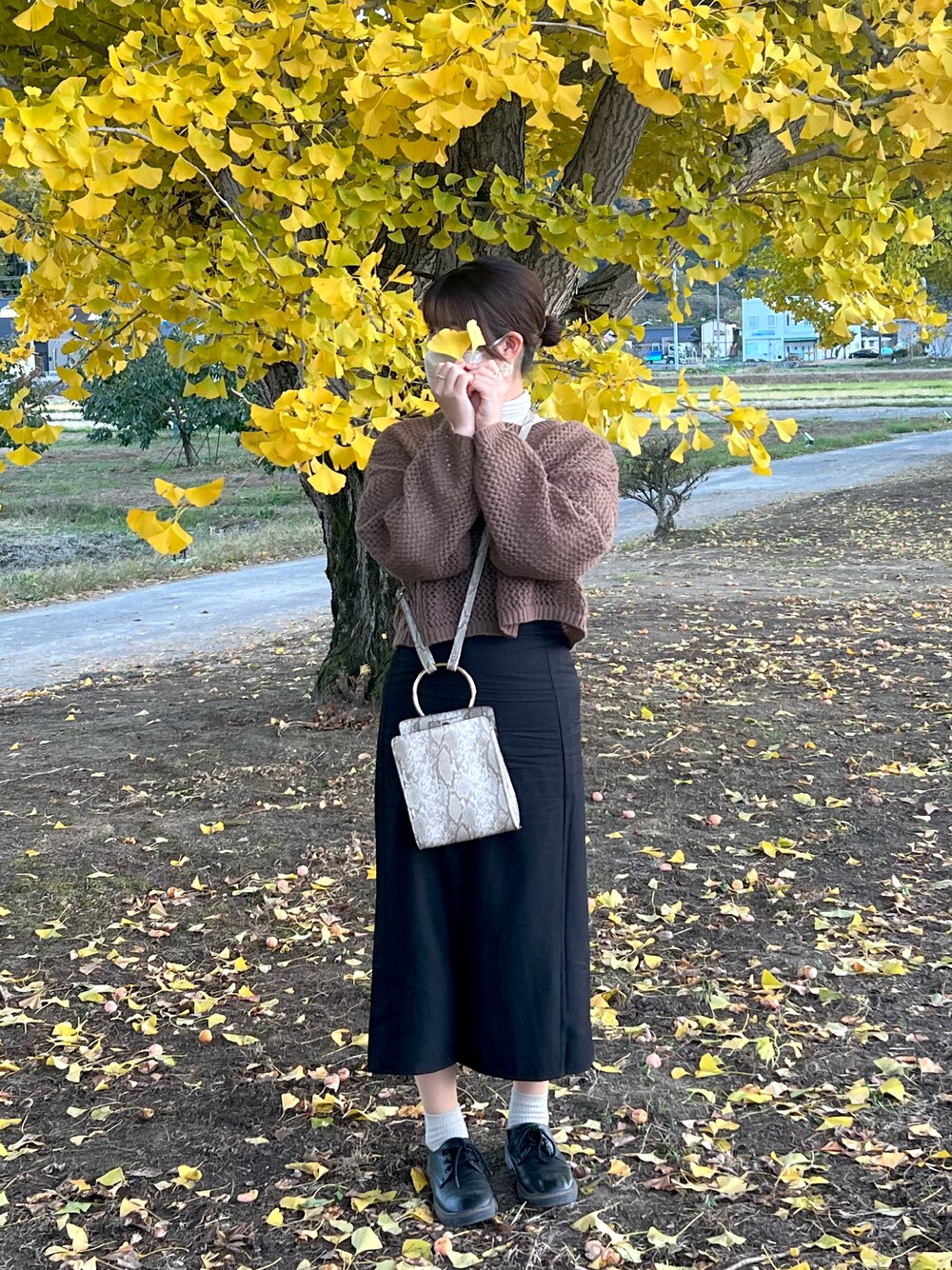 「秋コーデ、イチョウ並木、おしゃれさんと繋がりたい、骨格ストレート」｜「nemne storeのメッシュニットプルオーバー（ニット/セーター、ブラウン系）」を使った、megさん（レディース・155cm）の春コーディネートの1枚目の写真