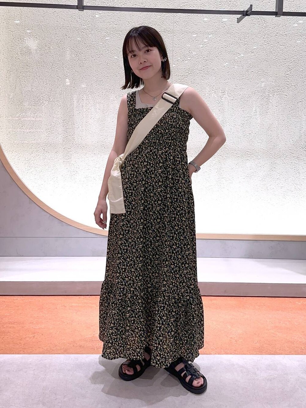 ホワイト系のタンクトップ、ブラック系のスニーカー、その他のワンピースを着用したレディースの夏コーディネートの1枚目の写真