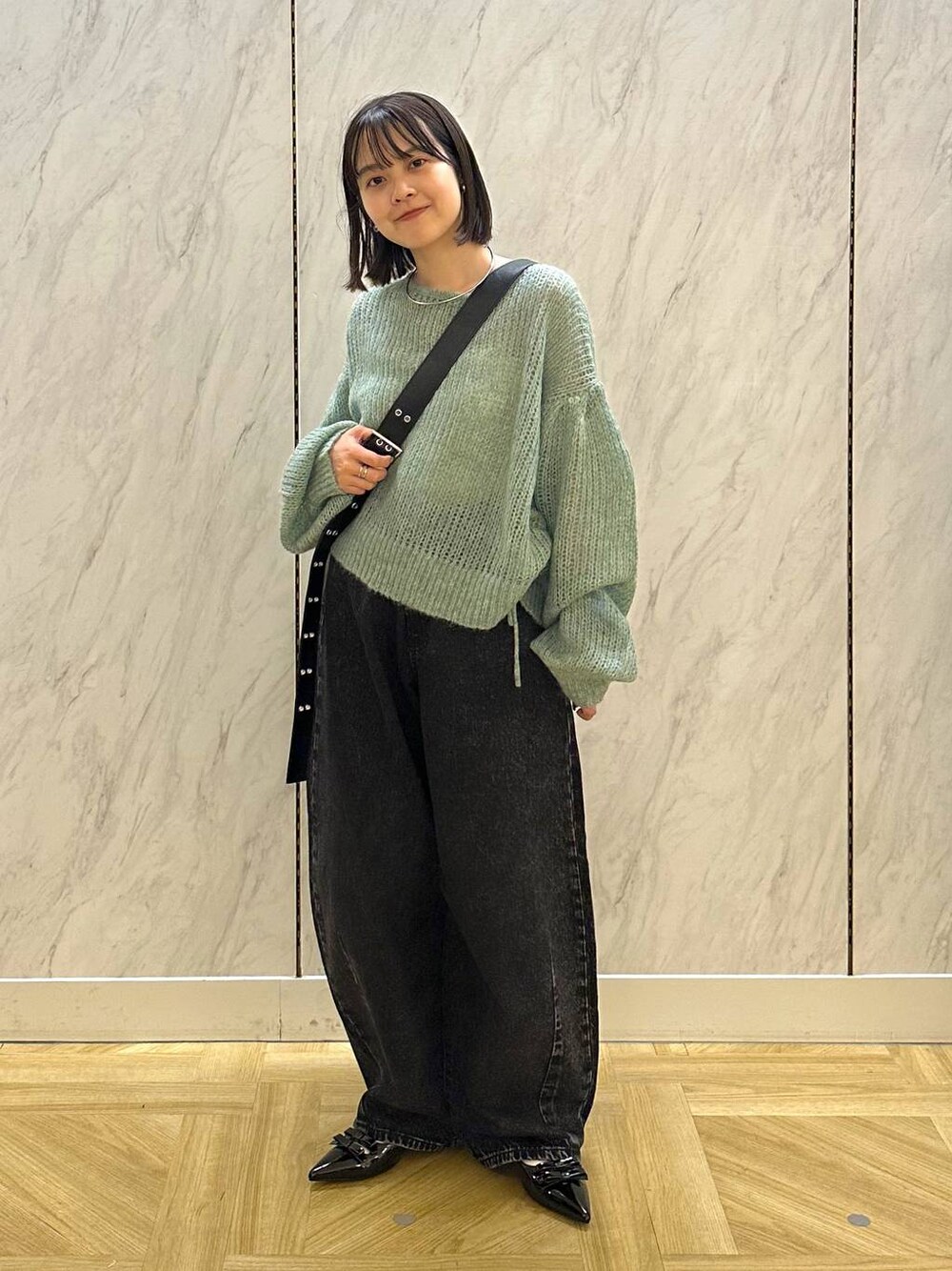 ブラック系のボディバッグ/ウエストポーチ、ブラック系のデニムパンツ、ブラック系のパンプスを着用したレディースの秋コーディネートの1枚目の写真