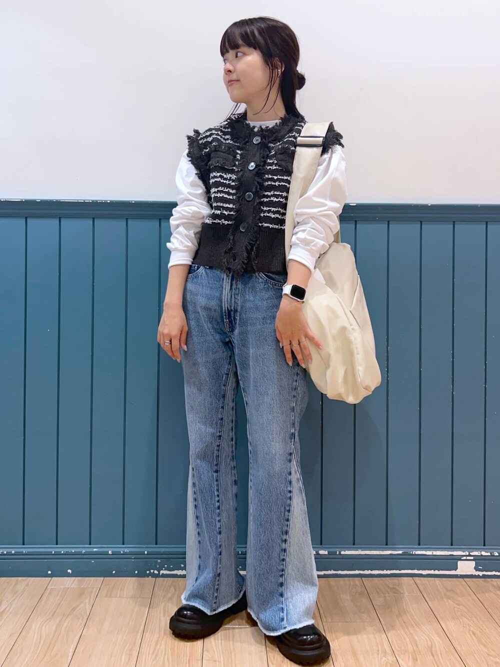 ブラック系のボディバッグ/ウエストポーチ、その他のデニムパンツ、ブラック系のベストを着用したレディースの秋コーディネートの1枚目の写真