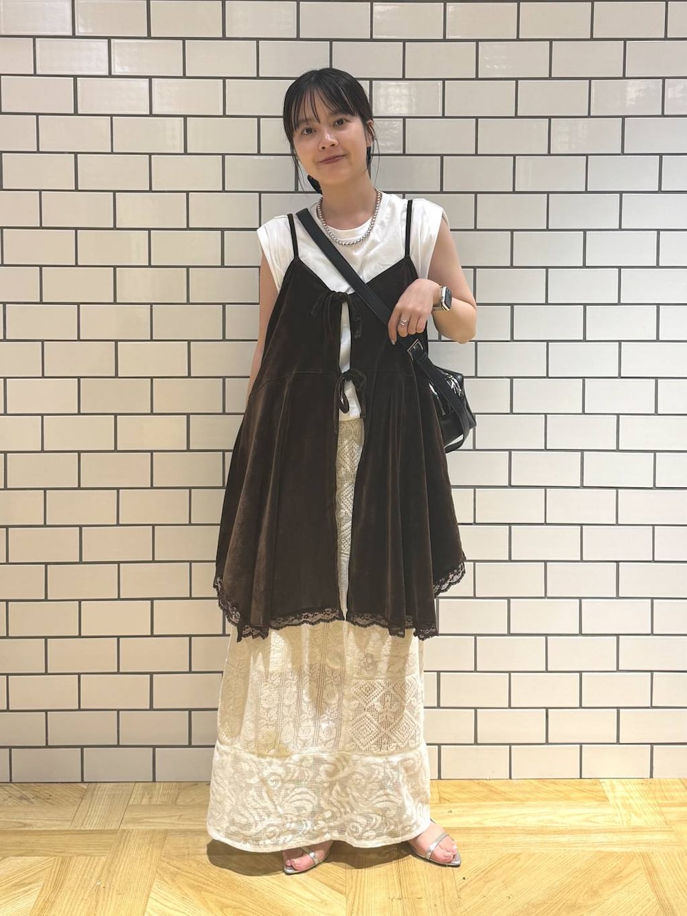 シルバー系のサンダル、ホワイト系のスカート、ホワイト系のTシャツ/カットソーを着用したレディースの夏コーディネートの1枚目の写真