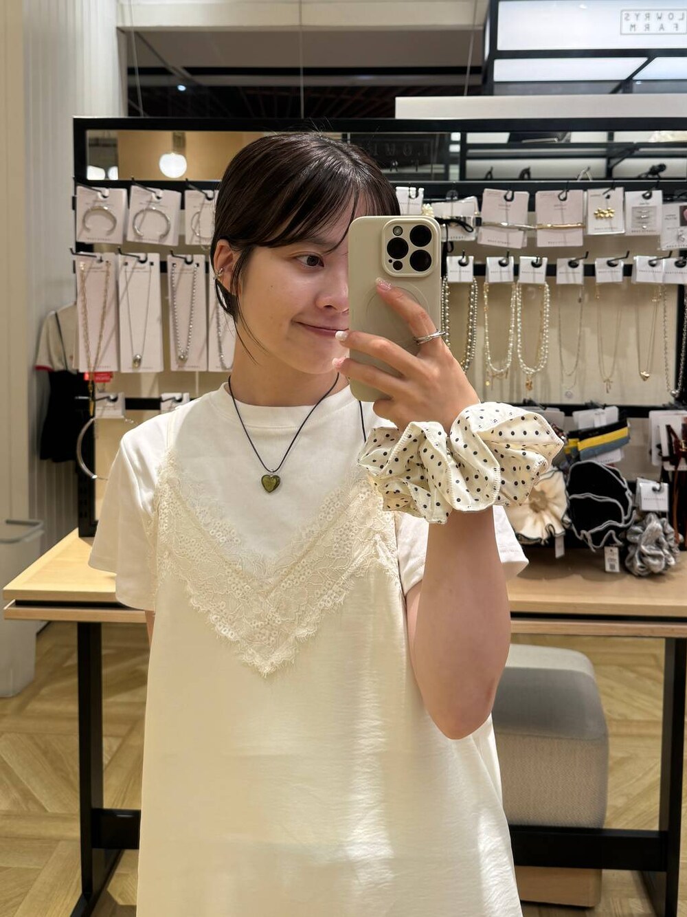 ホワイト系のTシャツ/カットソー、グレー系のデニムパンツ、ホワイト系のキャミソールを着用したレディースの夏コーディネートの1枚目の写真