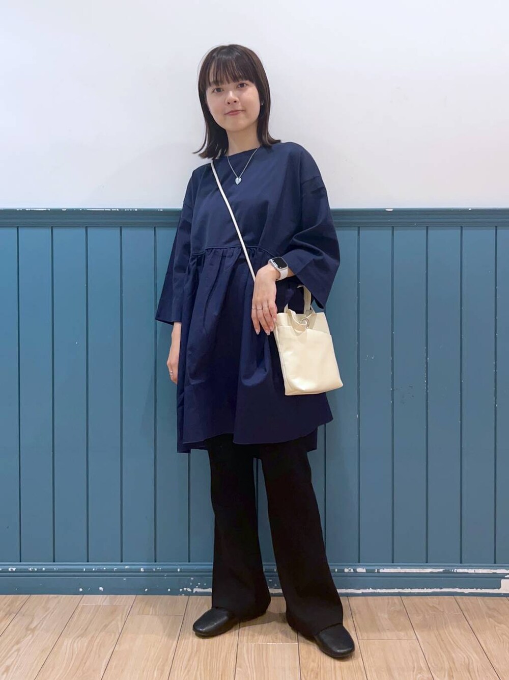 ブラック系のパンプス、ブルー系のTシャツ/カットソー、ホワイト系のショルダーバッグを着用したレディースの秋コーディネートの1枚目の写真