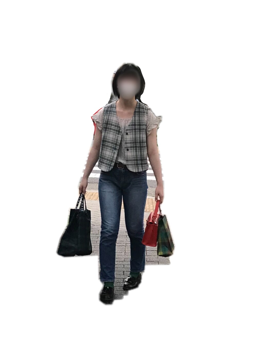 レッド系のショルダーバッグ、ブラック系のローファー、ブルー系のデニムパンツを着用したレディースの夏コーディネートの1枚目の写真