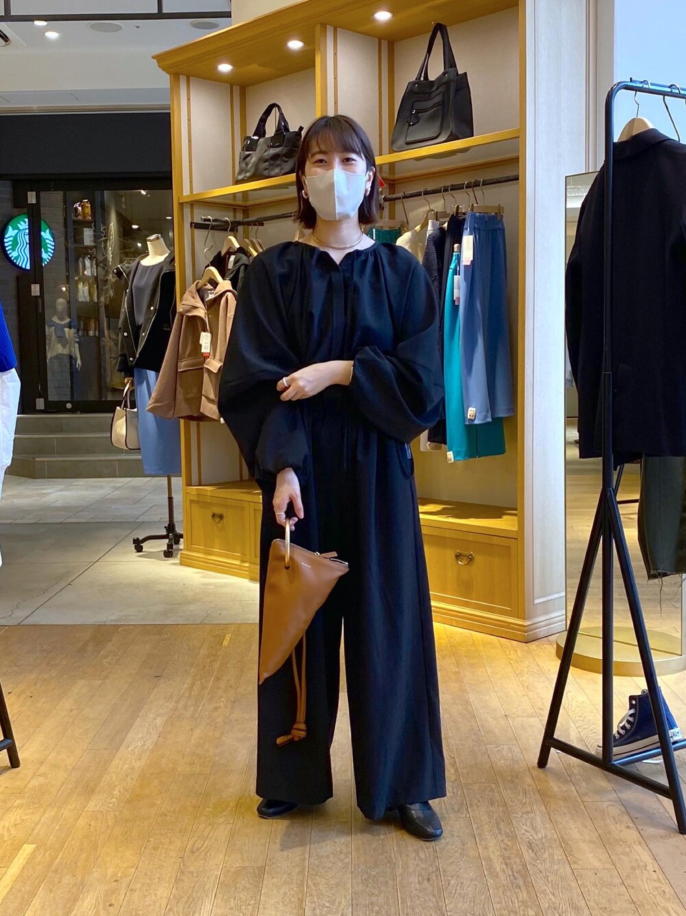 「ロンパース、オールインワン、コンビネゾン、パーティー、二次会、お呼ばれスタイル、オケージョン、結婚式、結婚式二次会スタイル、ブラックコーデ、ブーツ、オトナカワイイ、シンプル、パンツスタイル、低身長」｜「COLLAGE GALLARDAGALANTEの【ORSETTO/オルセット】バッグ（トートバッグ、ブラウン系）」を使った、numaさん（レディース・153cm）の冬コーディネートの1枚目の写真