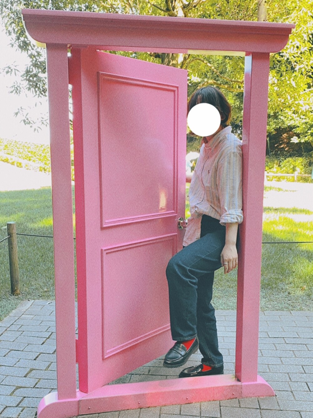 ブルー系のデニムパンツを着用したレディースの秋コーディネートの1枚目の写真