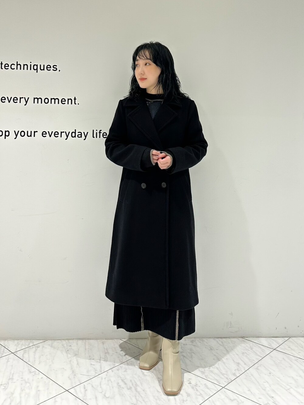 「WEARハロウィン2022、秋服コーデ、秋服、コート、コートスタイル、コートコーデ、ロングコート、チェスターコート、チェスター、ブラックコート、黒コート、ワンピース、ワンピーススタイル、結婚式、デート」｜「PUBLIC TOKYOの【WEB限定】150㎝から着られる　バックフレアウールチェスター/スタンド2WAYロングコート（チェスターコート、ブラック系）」を使った、ｎａｎａさん（レディース・152cm）の秋コーディネートの1枚目の写真