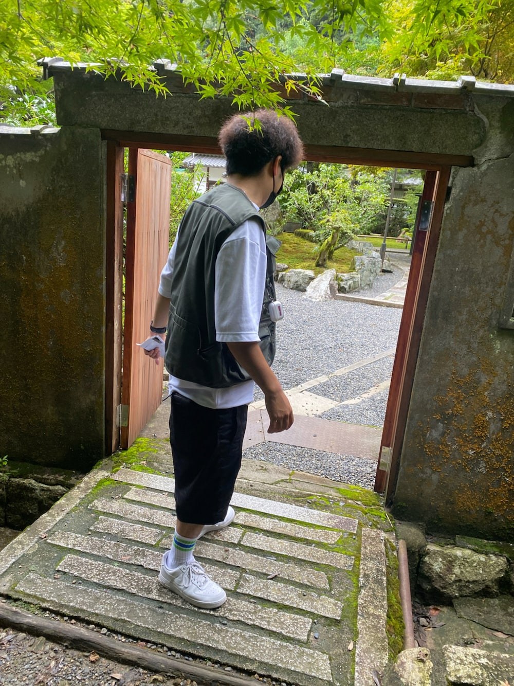 「スニーカー、オーバーサイズ、ユニクロ、シンプルコーデ、AF1、エアフォースワン、フィッシングベスト、おしゃれさんと繋がりたい、ファミマソックス、ファミマ靴下」｜「UNIQLOのアイテム（パンツ、ブラック系）」を使った、世界樹さん（メンズ・162cm）の秋コーディネートの1枚目の写真