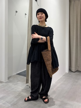 「かぐれ（カグレ）のコットンクレープギャザーブラウス（Tシャツ/カットソー、ブラック系）」を使った、久木 美音さん（レディース・157cm）の夏コーディネート