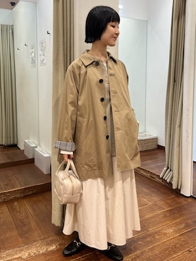 「アイテム（ステンカラーコート）」を使った、久木 美音さん（レディース・157cm）の秋コーディネート