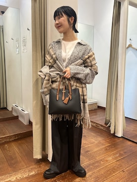 「アイテム（マフラー）」を使った、久木 美音さん（レディース・157cm）の秋コーディネート