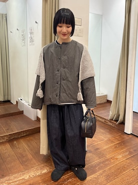 「アイテム（ストール/ショール）」を使った、久木 美音さん（レディース・157cm）の秋コーディネート