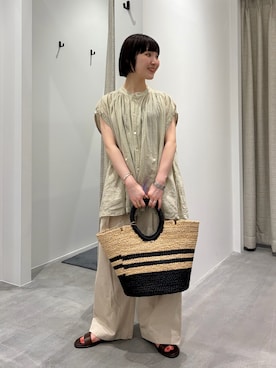 「かぐれ（カグレ）のVlas Blomme　2WAYケープブラウス（シャツ/ブラウス、ベージュ系）」を使った、久木 美音さん（レディース・157cm）の春コーディネート