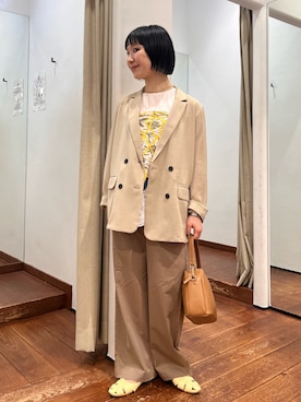 「URBAN RESEARCH DOORS（アーバンリサーチドアーズ）のレーヨンコットンイージーパンツ｜春服/イージー/ウエストゴム/オフィスカジュアル/通勤（その他パンツ、ベージュ系）」を使った、久木 美音さん（レディース・157cm）の春コーディネート