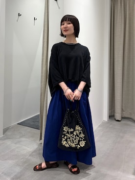 「かぐれ（カグレ）のリネン半袖クルーネックニット（ニット/セーター、ブラック系）」を使った、久木 美音さん（レディース・157cm）の夏コーディネート