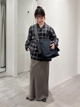 「かぐれ（カグレ）の『2サイズ展開』キュプラバイアススカート（スカート、グレー系）」を使った、久木 美音さん（レディース・157cm）の秋コーディネート
