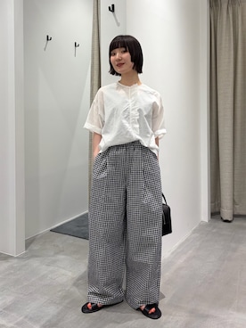 「かぐれ（カグレ）のコットンリネンフリルプルオーバー（シャツ/ブラウス、ホワイト系）」を使った、久木 美音さん（レディース・157cm）の夏コーディネート