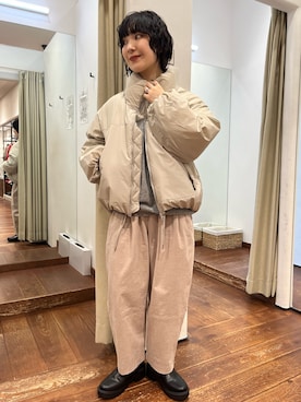 「アイテム（ダウンジャケット/コート、ベージュ系）」を使った、久木 美音さん（レディース・157cm）の冬コーディネート