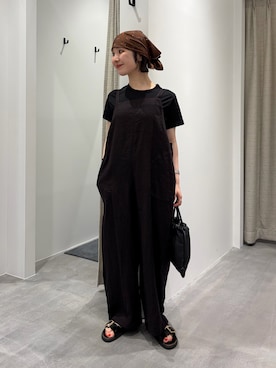 「かぐれ（カグレ）のAENEIS　FLORAL DUST SILK SCARF（バンダナ/スカーフ、ブラウン系）」を使った、久木 美音さん（レディース・157cm）の夏コーディネート