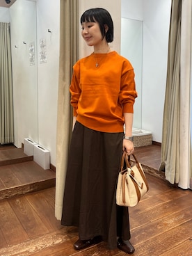 「アイテム（アナログ腕時計、シルバー系）」を使った、久木 美音さん（レディース・157cm）の秋コーディネート