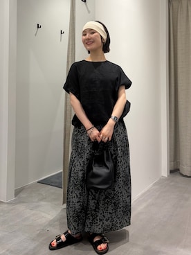 「かぐれ（カグレ）のリバティプリントスカート（スカート、ブラック系）」を使った、久木 美音さん（レディース・157cm）の夏コーディネート