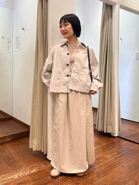 「EKAL（エカル）の『UR TECH』ナイロンタッサ－ラップ風スカート（スカート、ベージュ系）」を使った、久木 美音さん（レディース・157cm）の春コーディネート