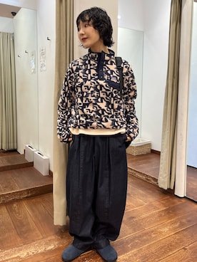 「アイテム（サンダル）」を使った、久木 美音さん（レディース・157cm）の秋コーディネート