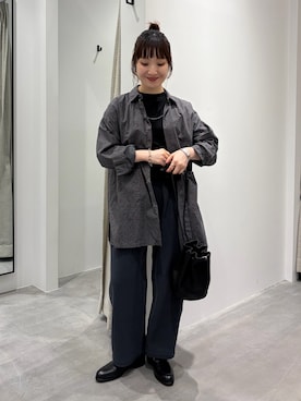 「かぐれ（カグレ）の花柄オーバーダイシャツ（シャツ/ブラウス、グレー系）」を使った、久木 美音さん（レディース・157cm）の秋コーディネート
