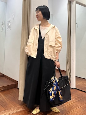 「URBAN RESEARCH DOORS（アーバンリサーチドアーズ）の撥水/防花粉スタンドブルゾン（ブルゾン、ホワイト系）」を使った、久木 美音さん（レディース・157cm）の春コーディネート