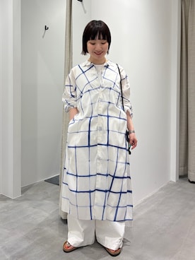 「かぐれ（カグレ）のquitan　AO DAI LONG SHIRT ITAJIME（ワンピース、ブルー系）」を使った、久木 美音さん（レディース・157cm）の夏コーディネート