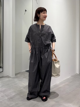 「かぐれ（カグレ）の『2サイズ展開』ワイドオールインワン（つなぎ/オールインワン、グレー系）」を使った、久木 美音さん（レディース・157cm）の夏コーディネート
